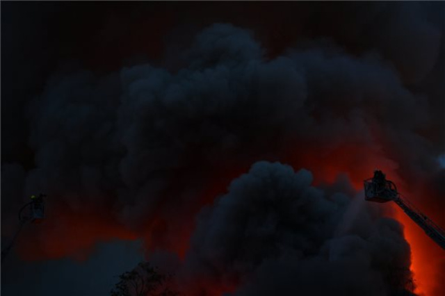 Tűz egy soroksári autóbontóban