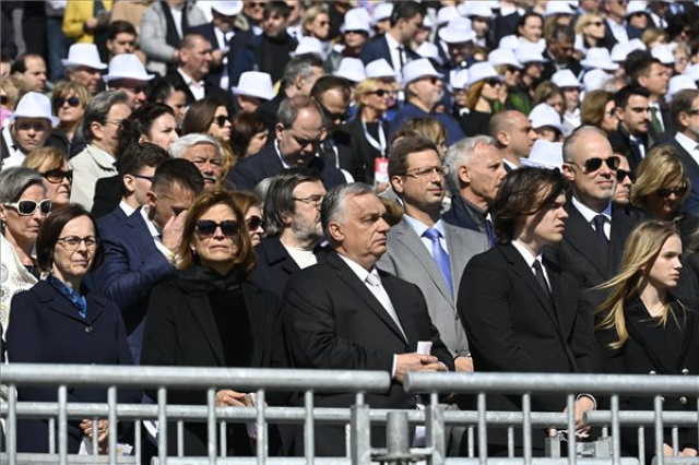 Pápalátogatás - Szentmise a Kossuth téren