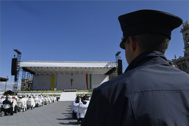 Pápalátogatás - Szentmise a Kossuth téren
