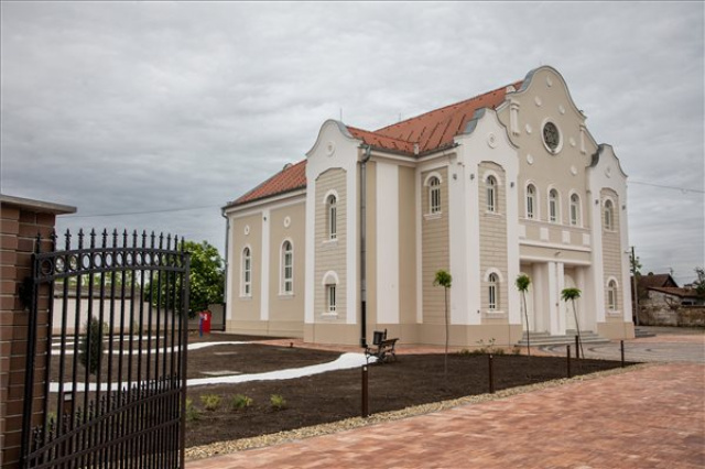 Átadták a felújított kiszsinagógát Zentán