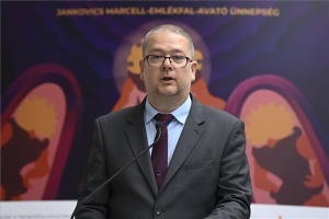 Jankovics Marcellnek állít emléket az NKA székházának tűzfalfestménye