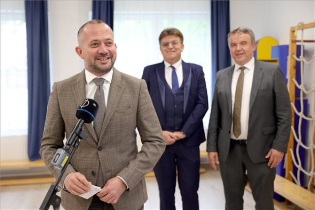 Magyar falu program - Felújított óvodát adtak át Őcsényben