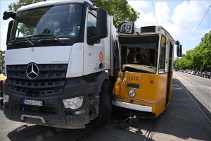 Villamos ütközött szemétszállító járművel a XI. kerületben