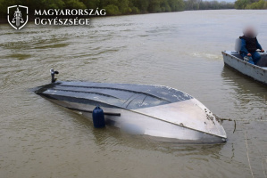 Felborult rendőrségi motorcsónak