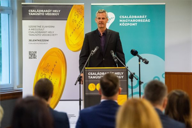 Családbarát védjegyet kapott az Audi Hungária Zrt., az ELTE és az EXIM Magyarország