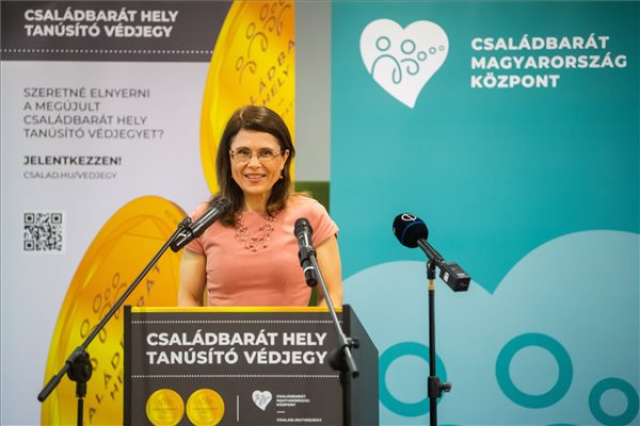 Családbarát védjegyet kapott az Audi Hungária Zrt., az ELTE és az EXIM Magyarország