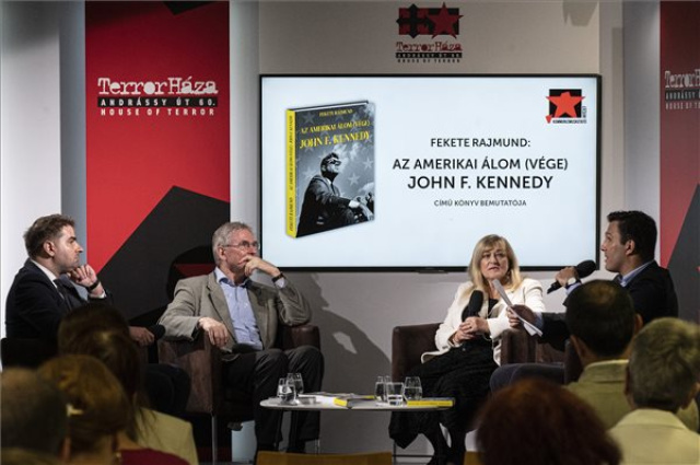 A 60 éve meggyilkolt John F. Kennedyről jelent meg könyv