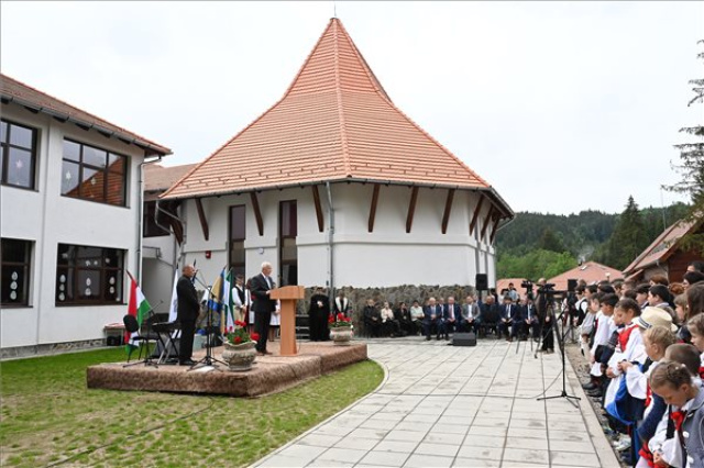 Átadták az újjáépített kommandói iskolát Erdélyben