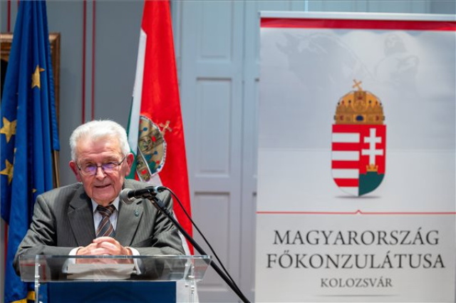 Átadták Kolozsváron Péntek János nyelvésznek a Széchenyi-díjat