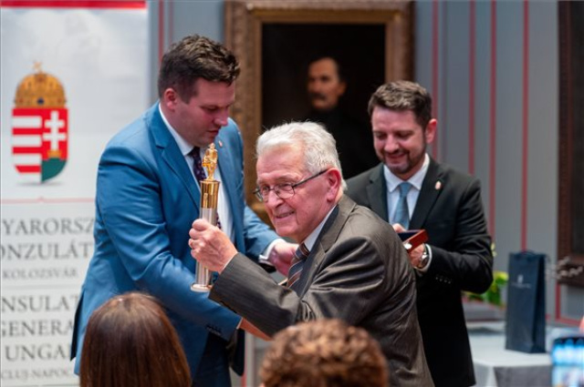 Átadták Kolozsváron Péntek János nyelvésznek a Széchenyi-díjat