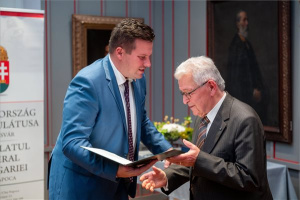 Átadták Kolozsváron Péntek János nyelvésznek a Széchenyi-díjat