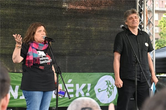 Az új pedagóguséletpálya-törvény ellen tüntettek az Országház előtt
