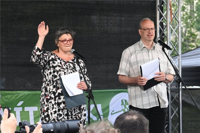 Az új pedagóguséletpálya-törvény ellen tüntettek az Országház előtt
