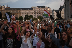 Az új pedagóguséletpálya-törvény ellen tüntettek az Országház előtt
