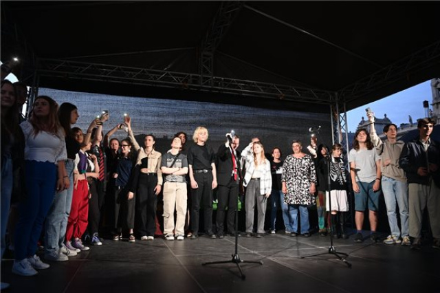 Az új pedagóguséletpálya-törvény ellen tüntettek az Országház előtt
