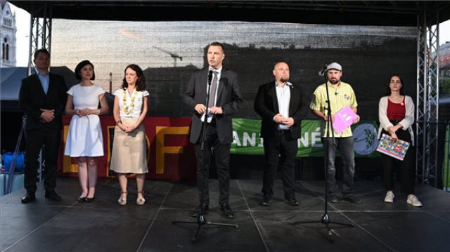 Az új pedagóguséletpálya-törvény ellen tüntettek az Országház előtt
