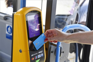 Új digitális jegyvásárlási és -érvényesítési rendszert tesztel a BKK a 100E repülőtéri buszjáraton