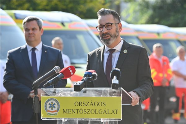 Újabb tizenkilenc mentőautó állt szolgálatba az Országos Mentőszolgálatnál