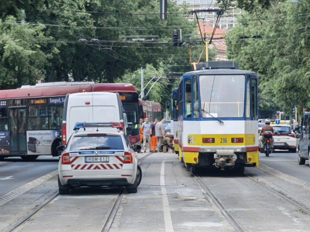 Baleset miatt kisiklott egy villamos Szegeden