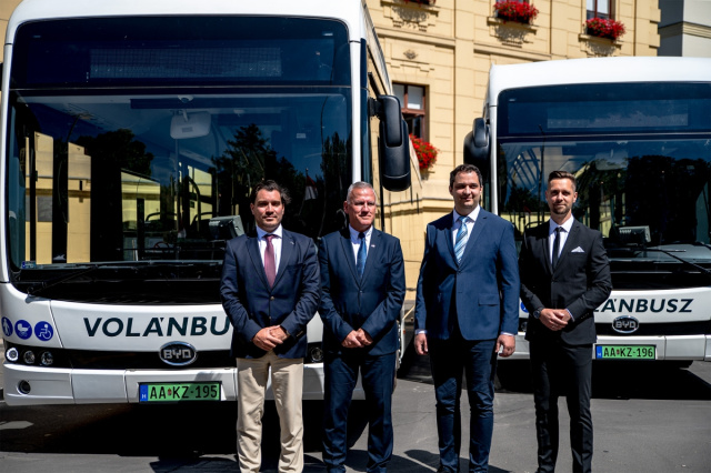 Elektromos buszok átadása Szeged