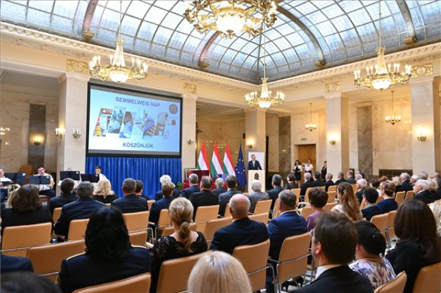 Semmelweis-napi elismeréseket adtak át Budapesten