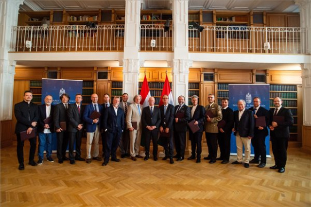 Csák János egyetemi tanári kinevezéseket adott át a Kulturális és Innovációs Minisztériumban