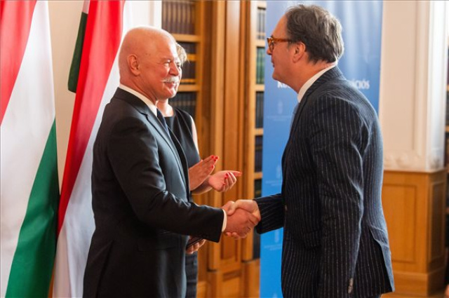 Csák János egyetemi tanári kinevezéseket adott át a Kulturális és Innovációs Minisztériumban