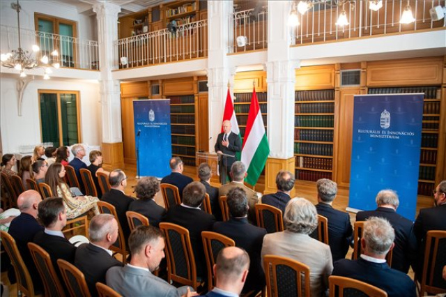 Csák János egyetemi tanári kinevezéseket adott át a Kulturális és Innovációs Minisztériumban