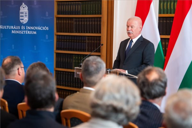 Csák János egyetemi tanári kinevezéseket adott át a Kulturális és Innovációs Minisztériumban