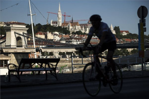Egy hónapra lezárták a pesti alsó rakpart belvárosi szakaszát az autósok elől