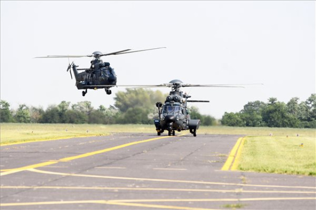 Megérkezett a honvédség első két Airbus H225M típusú helikoptere Szolnokra