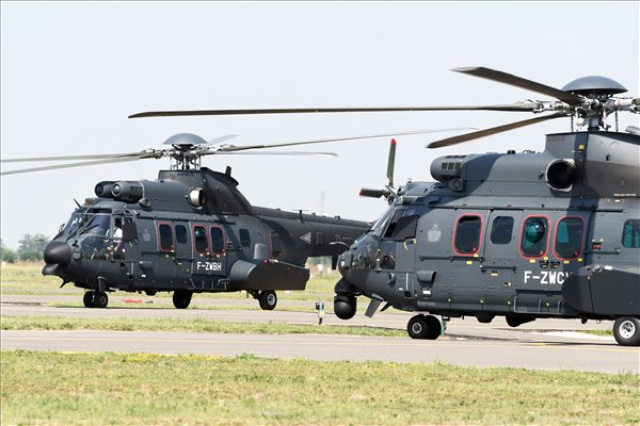 Megérkezett a honvédség első két Airbus H225M típusú helikoptere Szolnokra