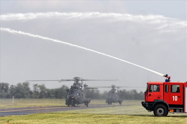 Megérkezett a honvédség első két Airbus H225M típusú helikoptere Szolnokra