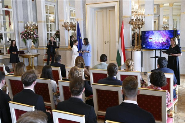 Stipendium Peregrinum ösztöndíjakat adott át Novák Katalin