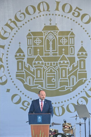 Augusztus 20. - Testvérvárosi megállapodást kötött Esztergom és Székesfehérvár