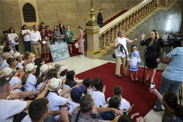 A magyar Országházba látogattak ukrán gyerekek