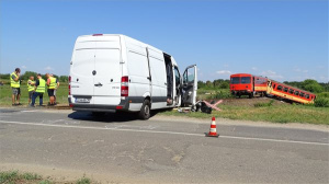 Személyvonat és gépkocsi ütközött Mezőhegyesnél