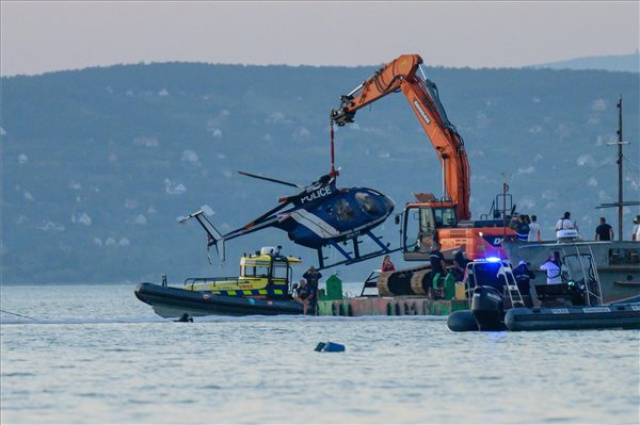 A Balatonba zuhant egy rendőrségi helikopter
