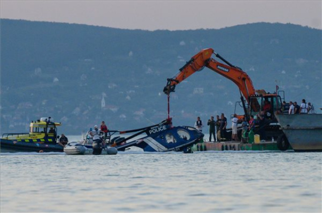 A Balatonba zuhant egy rendőrségi helikopter