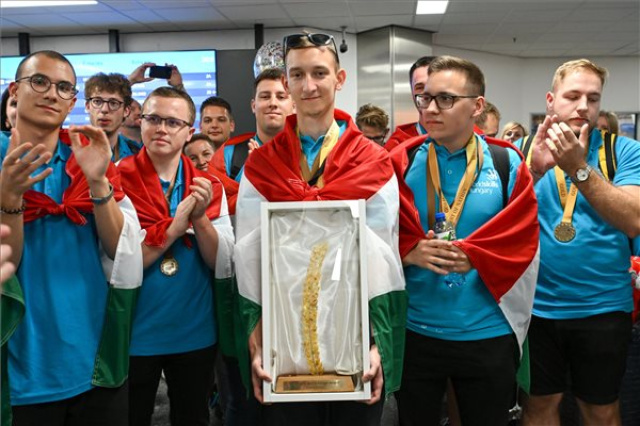 Hazaérkeztek az Európa-bajnokok a EuroSkills versenyről