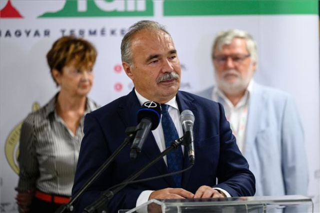 Kereskedelmi raktáráruházat adtak át Veszprémben