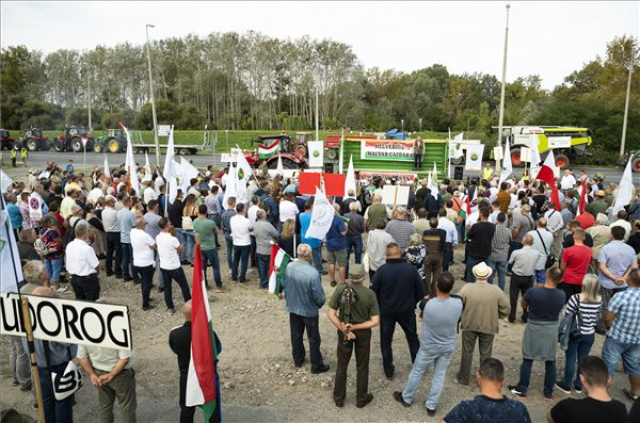 Gazdák demonstráltak az ukrán gabona behozatali tilalmát eltörlő brüsszeli döntés ellen Záhonynál