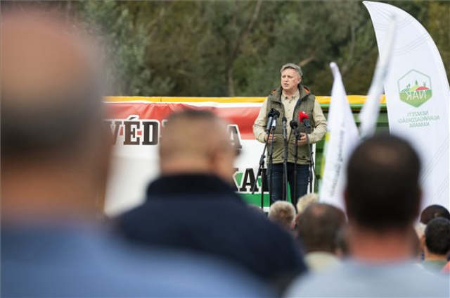 Gazdák demonstráltak az ukrán gabona behozatali tilalmát eltörlő brüsszeli döntés ellen Záhonynál