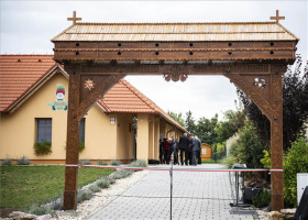 Újonnan felállított székelykaput avattak a felvidéki Nagycétényben