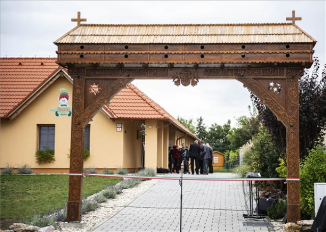 Újonnan felállított székelykaput avattak a felvidéki Nagycétényben