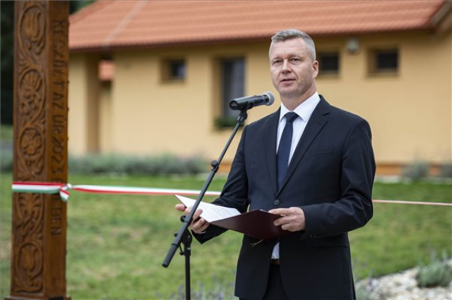 Újonnan felállított székelykaput avattak a felvidéki Nagycétényben