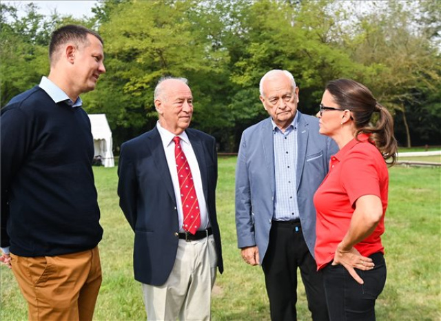 Novák Katalin államfő ellátogatott a fóti lovasterápiás versenyre