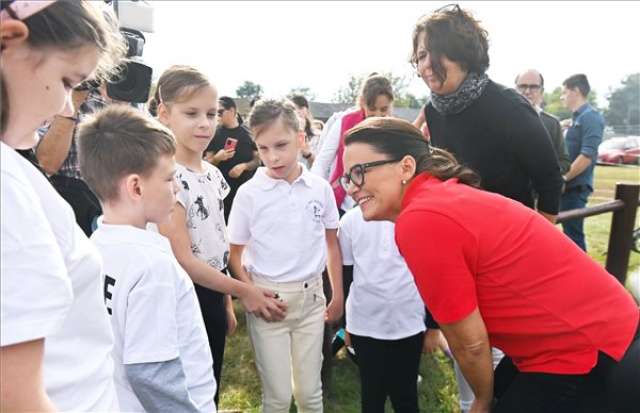 Novák Katalin államfő ellátogatott a fóti lovasterápiás versenyre