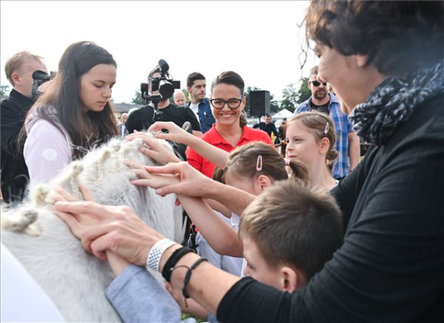 Novák Katalin államfő ellátogatott a fóti lovasterápiás versenyre