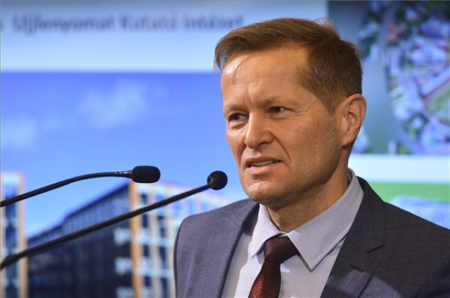 Krausz Ferenc, Pierre Agostini és Anne L'Huillier kapja idén a fizikai Nobel-díjat